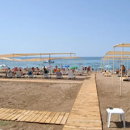 Gazde/Camere de închiriat Martili Lara *